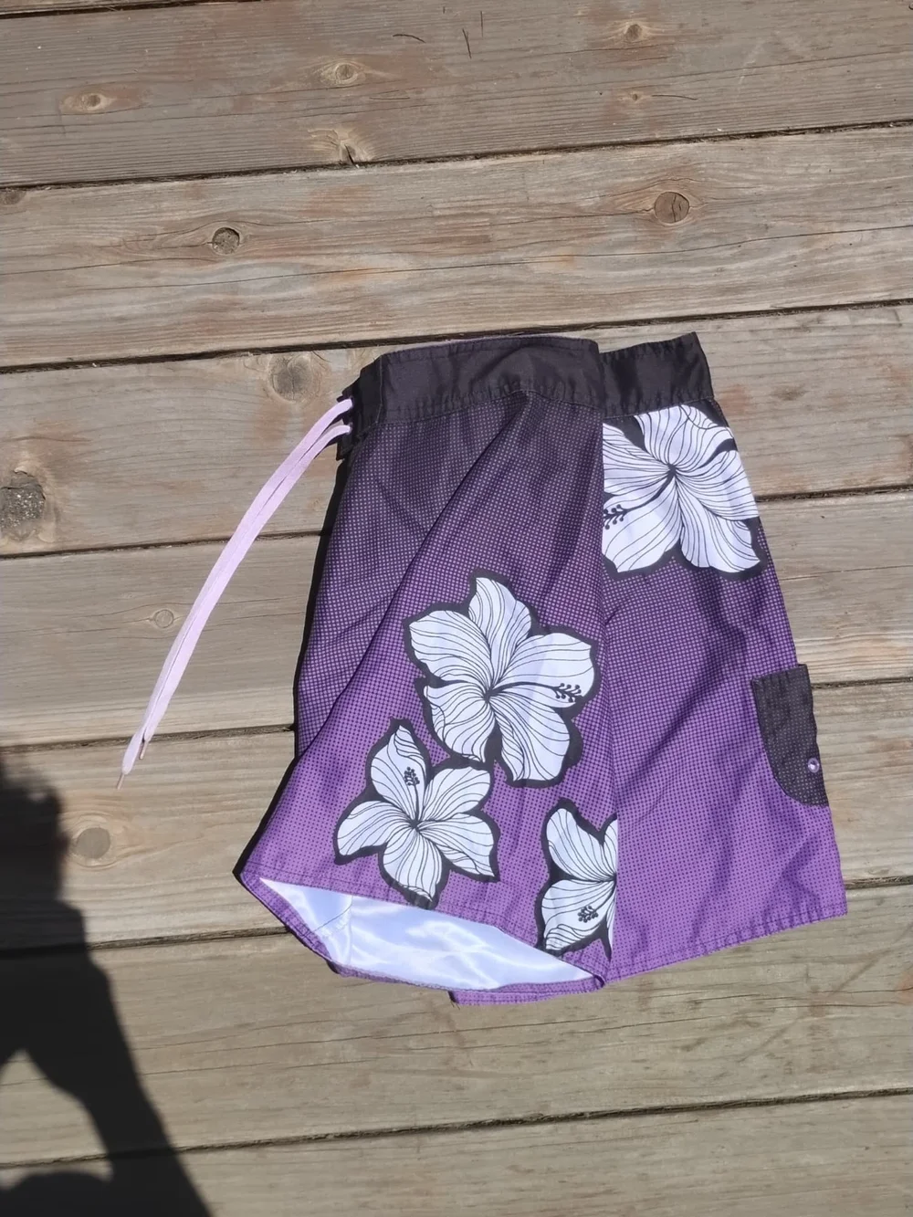 burnside Size M Purple and Black Floral Men's Board Shorts